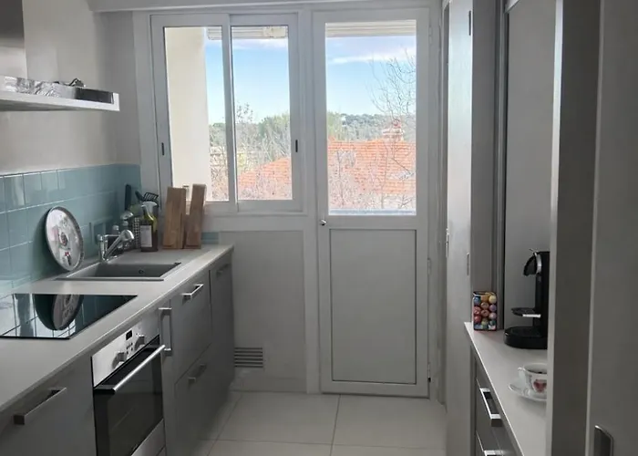 Quiet With Balcony And Sea View Appartement Antibes